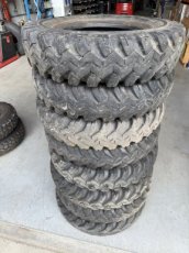 1999 Lot 8x Firestone "Supper all-traction" 16" militaire banden.
